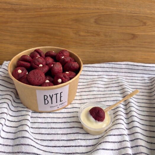 Mini ciasteczka czerwony aksamit z wybranym sosem - duże pudełko