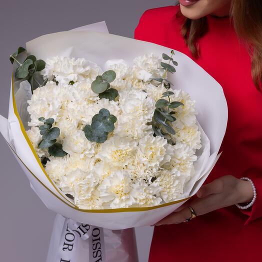 Белые гвоздики и эвкалипт