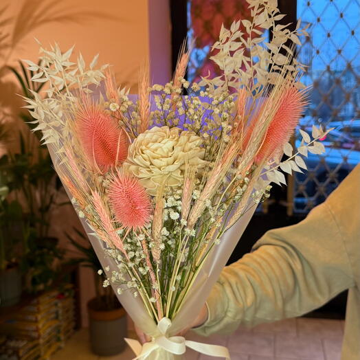 Bouquet di fiori secchi con ruscus