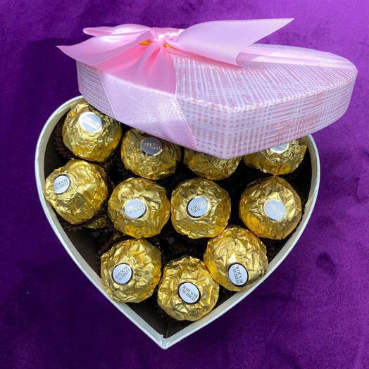 Конфеты Ferrero Rocher в шляпной коробочке