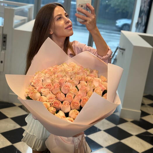 Różowy bukiet róż Mondial 71 łodyg