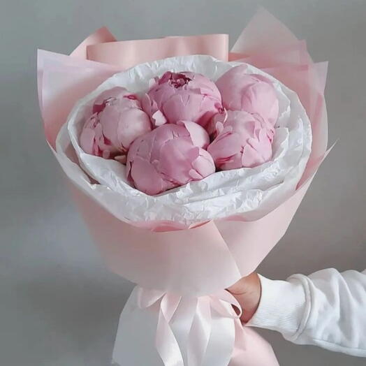 Моно букет из 5 пионов