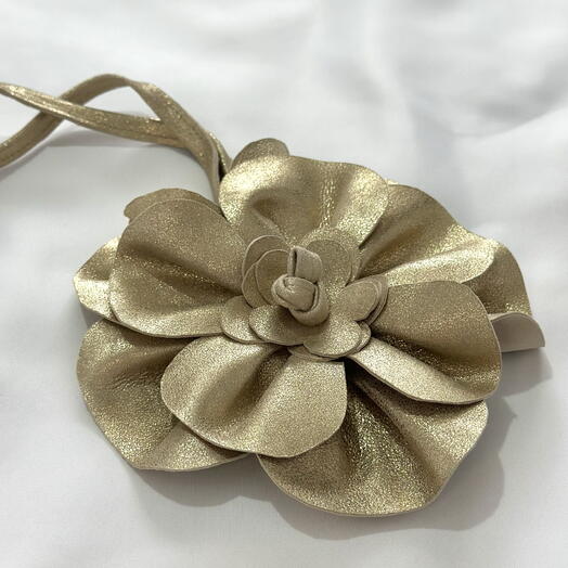 Брошь цветок из золотой натуральной кожи