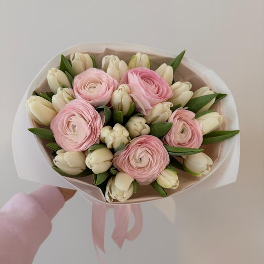 Ranunkeln mit Tulpen