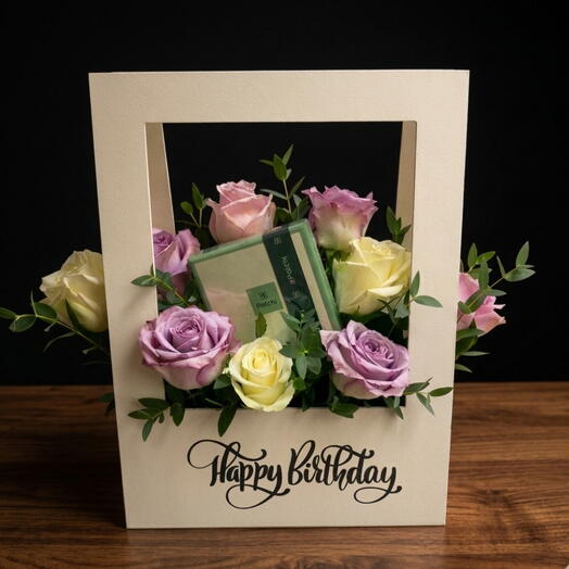 بوكس ورد فاخر مع هدية – هابي بيرثدي
English:
Luxury Flower Box with Gift – Happy Birthday