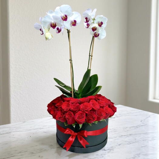Orquidea y flores en una caja