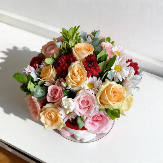 Frasco Floral Deluxe con Rosas, Margaritas y Chocolates – Arreglo Elegante en Cristal