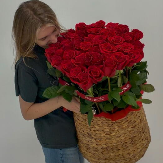 50 Rosas en Cesta - Rosas Premium Frescas de Tallo Largo