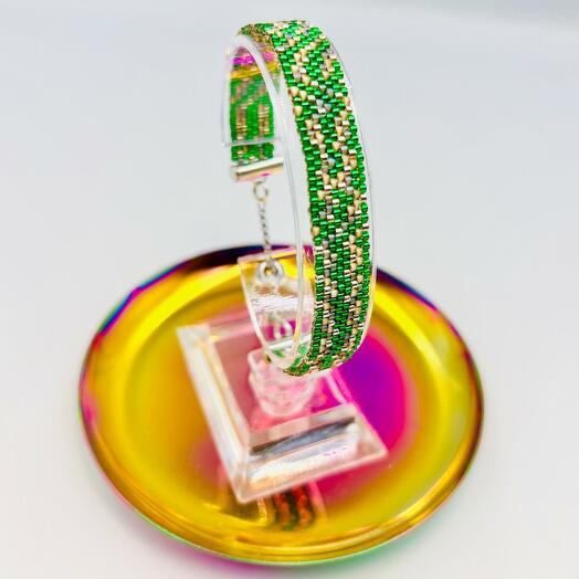 Gözəl yaşıl əl işi saten muncuqlu bilərzik :)