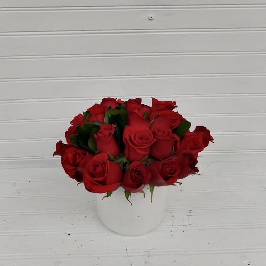 Arreglo 24 rosas rojas base blanca