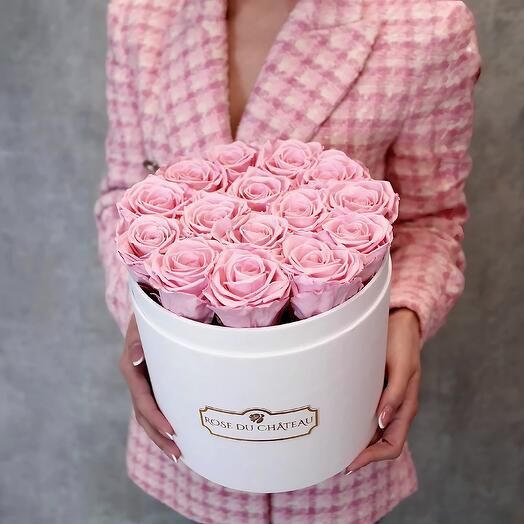 Roses éternelles roses dans une boîte