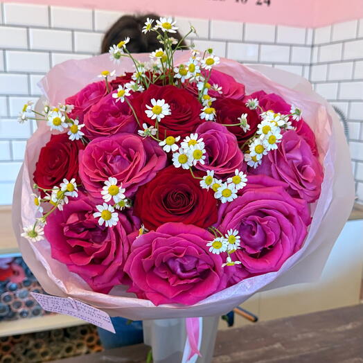 Bouquet di rose con camomilla