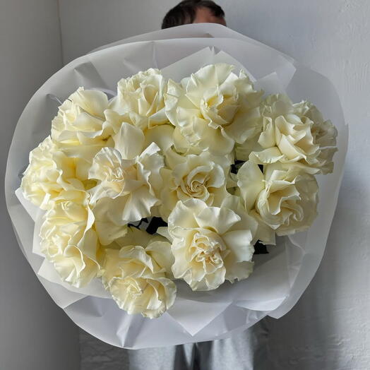 11 французских роз в оформлении «Flourish»