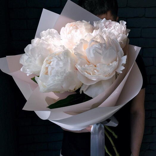 Белые пионы в оформлении «Dusk»