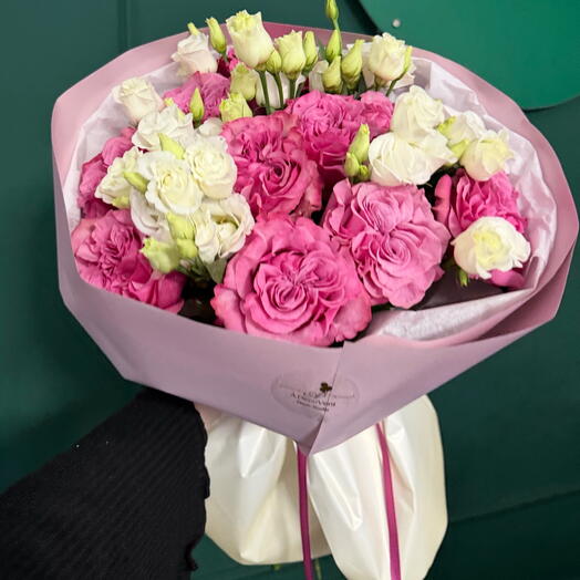 Pfingstrosenartige Rosen mit Eustoma