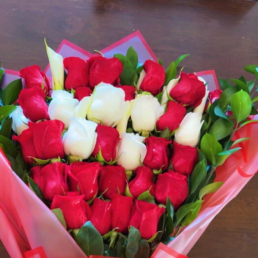 Красно-белый многослойный букет роз