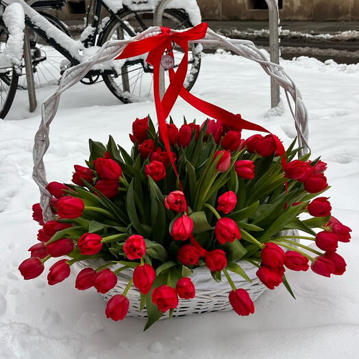 Lüks Hediye: Beyaz hasır sepette 101 kırmızı lale / 101 kırmızı lale içeren sepet