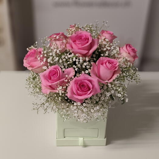 Rosenarrangement in dekorativer Geschenkbox mit Schublade