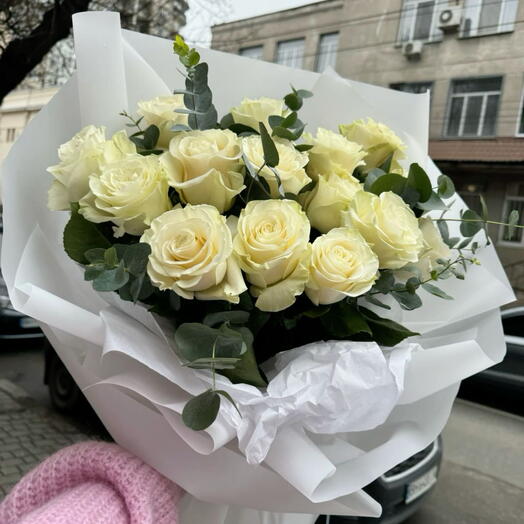 Bouquet di rose con eucalipto