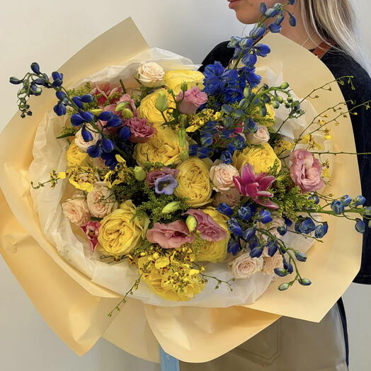 Букет дофамина - садовые розы, тюльпаны, спрей-розы, дельфиниум, танцующая леди, эустома