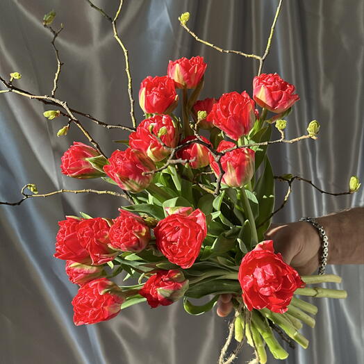 Tulipany peoniowe i wiosenne gałązki 🌿