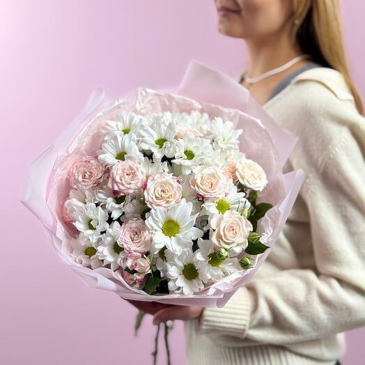 Bukiet z roż krzewiastych i stokrotek chryzantemowych