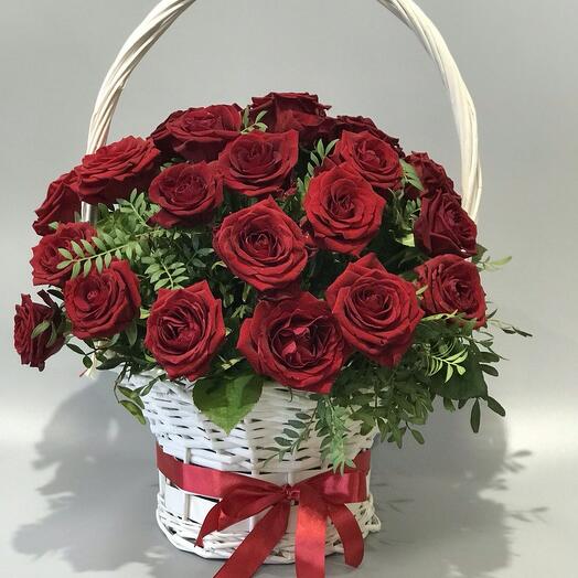 Büyük bir sepette kırmızı güller