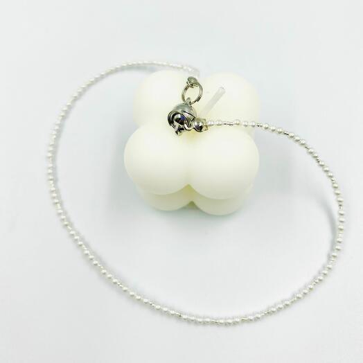 Белое, нежное ожерелье из крошечных жемчужин