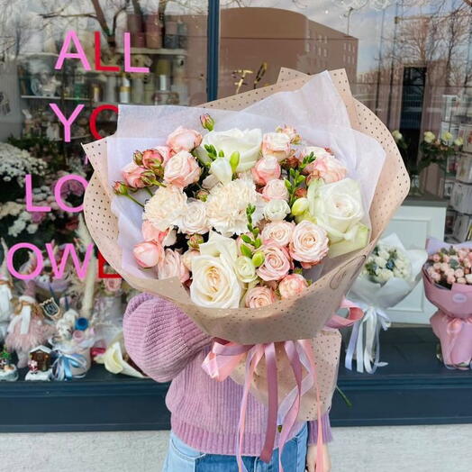 Bombastik qızılgül və freziya ilə pastel buket