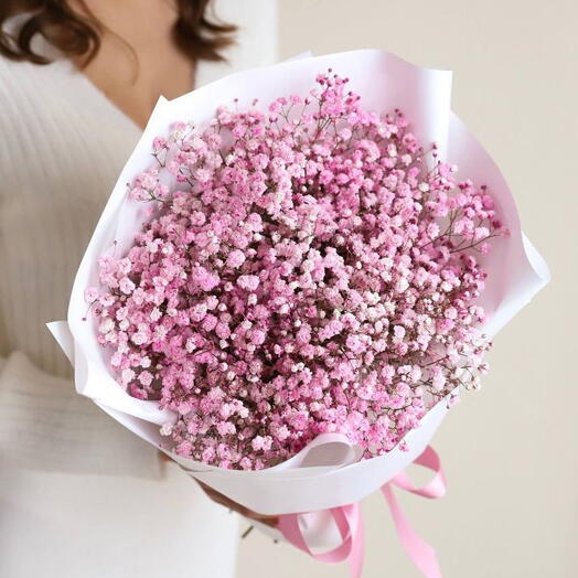 Розовая гипсофила в белом оформлении