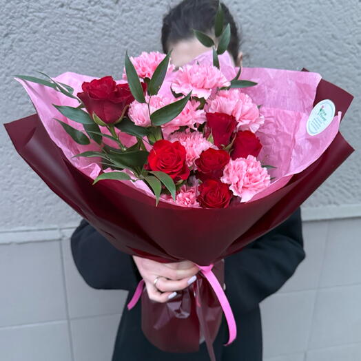 Bouquet of red roses with dianthus