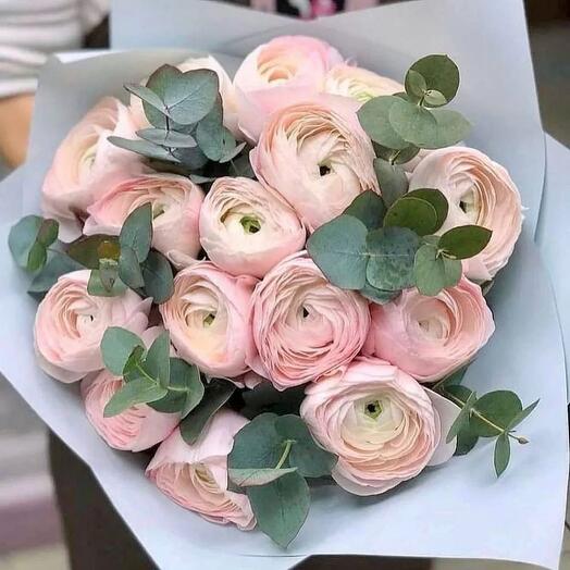 Букет из 15 ранункулюсов с эвкалиптом