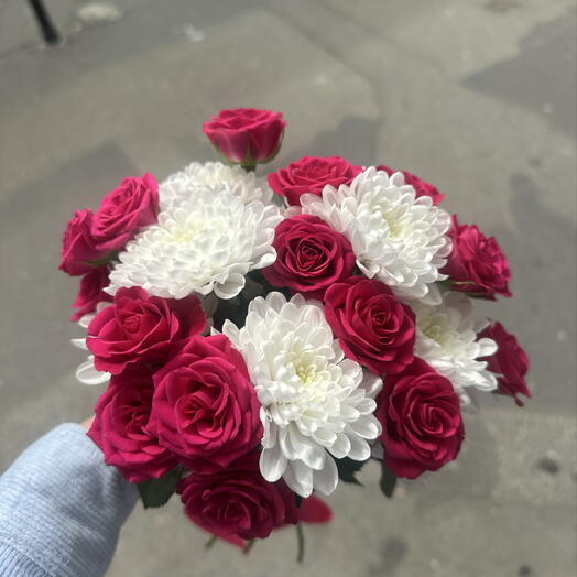 🌺 Contraste vibrante: Rosas en spray magenta y crisantemos blancos