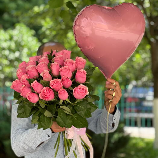 31 розовая роза, шар сердце