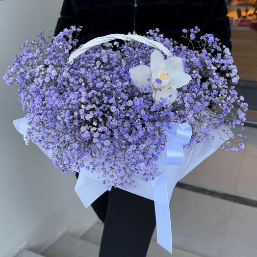 Корзина лавандовой гипсофилы с орхидеей