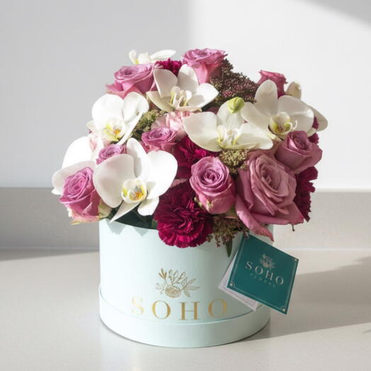 Caja Floral Cosmo Elegante con Rosas, Orquideas y Claveles – Arreglo Premium Soho Floral