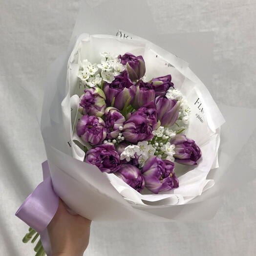 Buket od ljubicastih lale sa alliumom