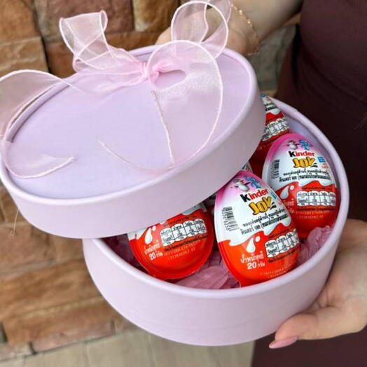 Sweet box of 7 Kinder Joy eggs