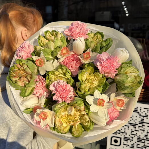 Букет Strawberry Matcha размера M (вегги розы, тюльпаны, гвоздики, нарциссы)