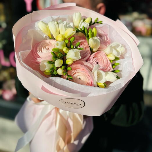 Ranunkulus və freesiyanın qarışığı