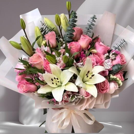 Ramo de lirios blanco con rosas rosadas