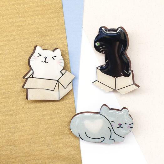Set of brooches kittens on a boxes