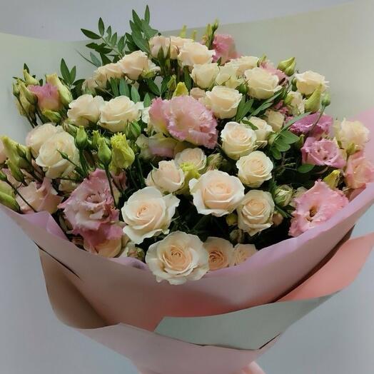 Author s bouquet of bush roses and lisianthus