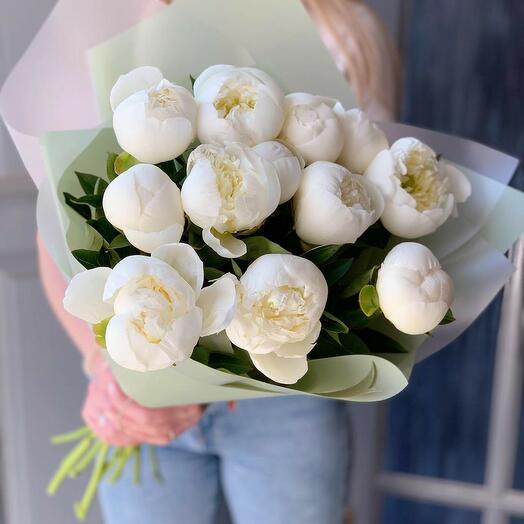 11 White peonies bouquet