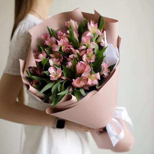 Альстромерия в бежевом оформлении «Furrys»