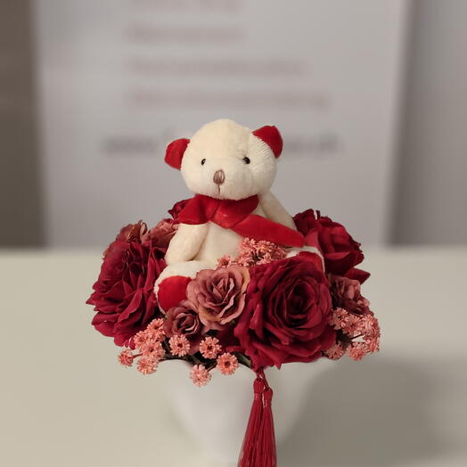 Kunstblumengesteck mit Teddybar in der Vase