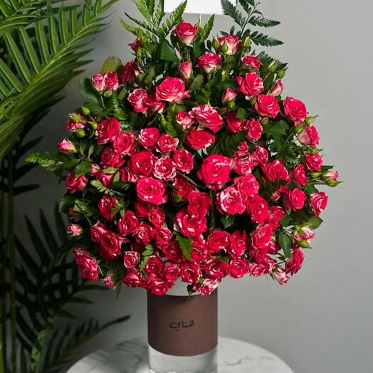 مزهرية الورد الفاخر – تنسيق ملكي طويل مع إضافة اسم