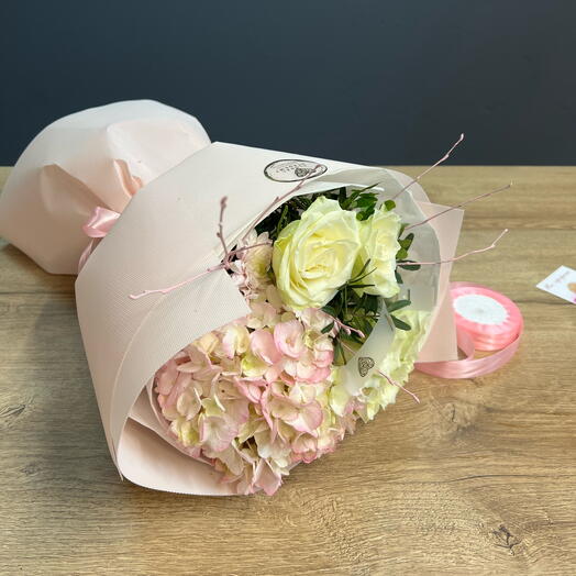 Bouquet of roses and hydrangeas