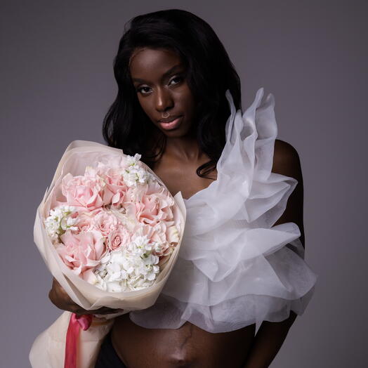 Букет "Нежные чувства" малого размера (французские розовые розы, гортензии, розовые кустовые розы, маттиолы)