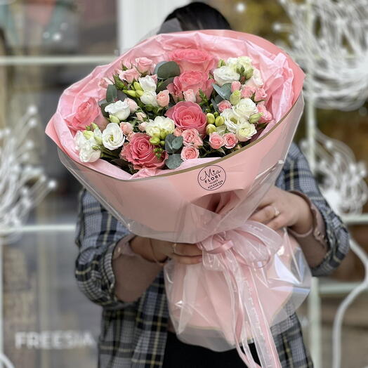 Букет из роз и эустомы - "L amour"